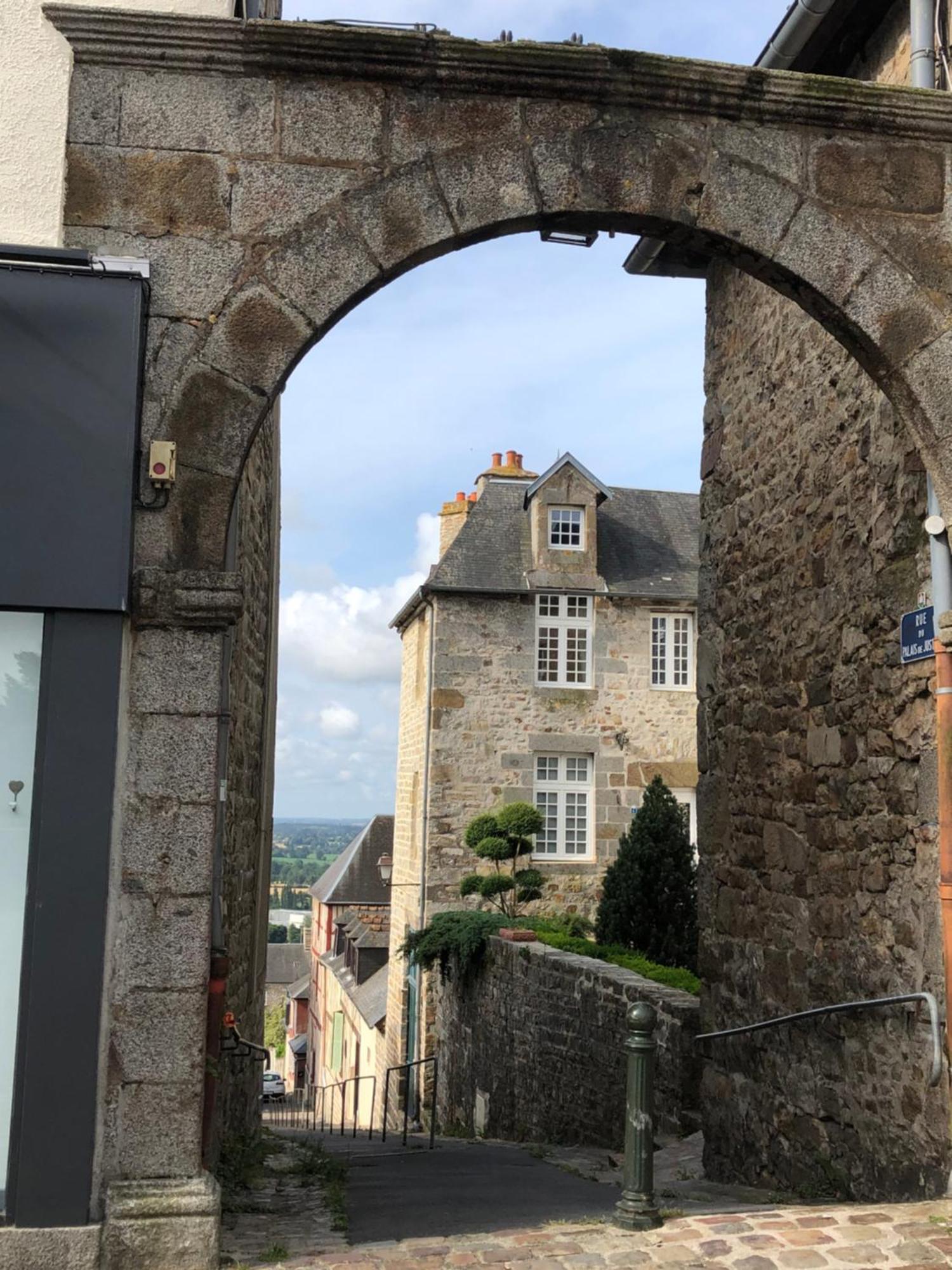 La Maison Sur Les Remparts Domfront  Exteriör bild